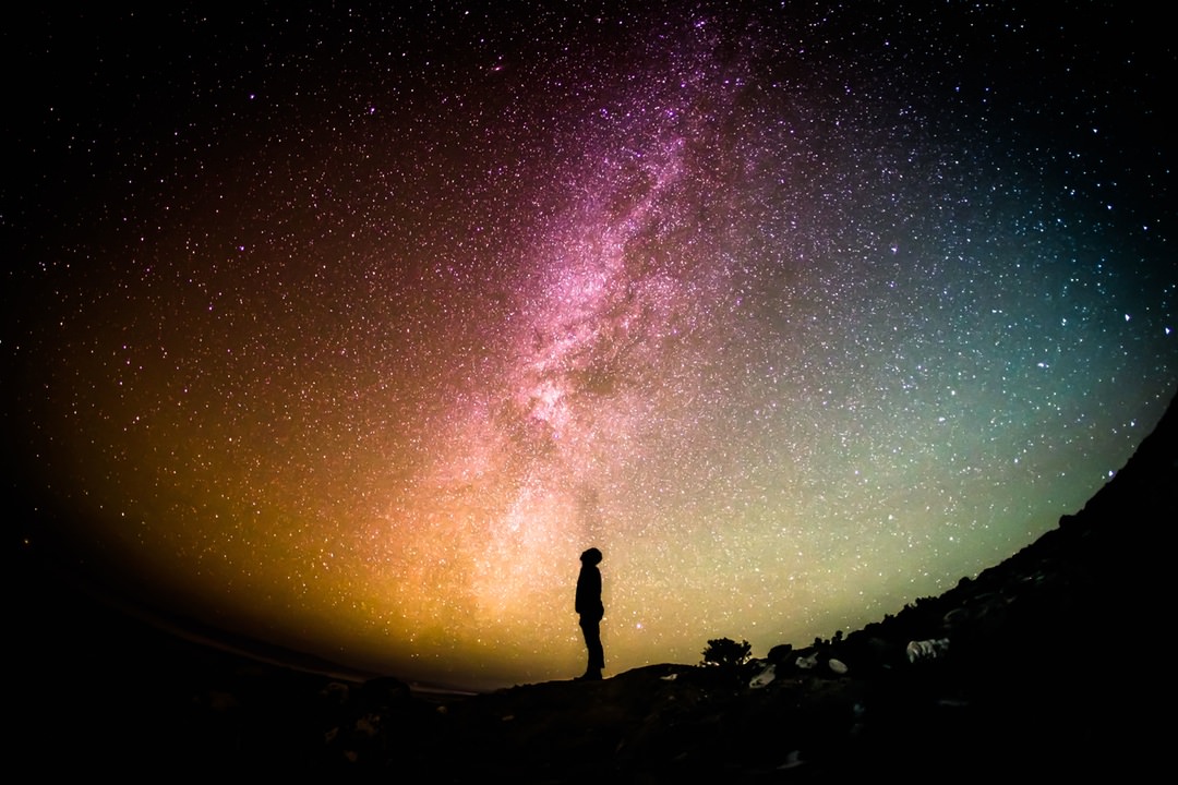Silhouette einer Person unter einem Sternenhimmel auf der 404-Fehlerseite (Seite nicht gefunden) von BAHCO.