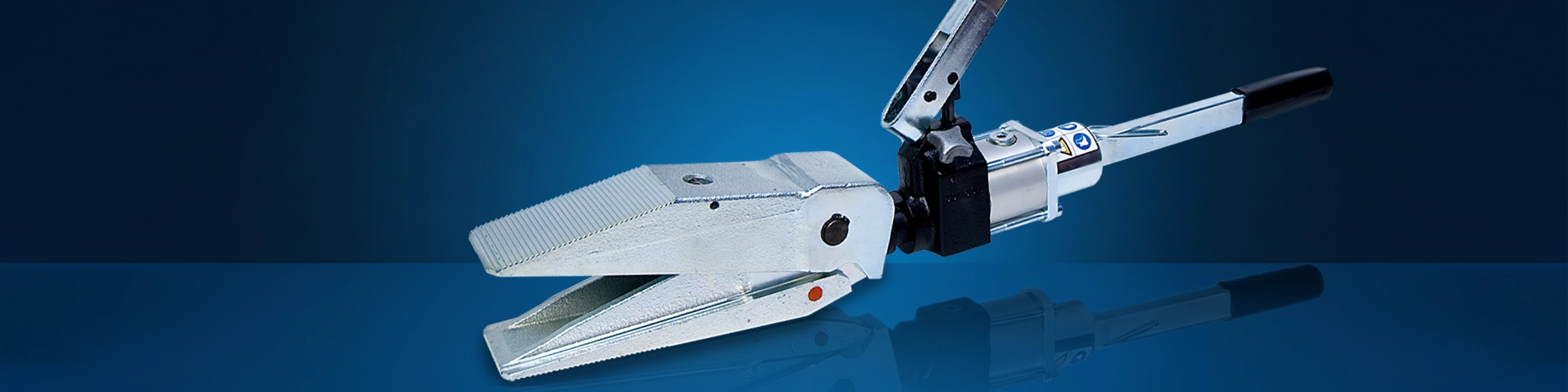 Hydraulischer Bahco Spreizer und mechanischer Spreizkeil vor blauem Hintergrund