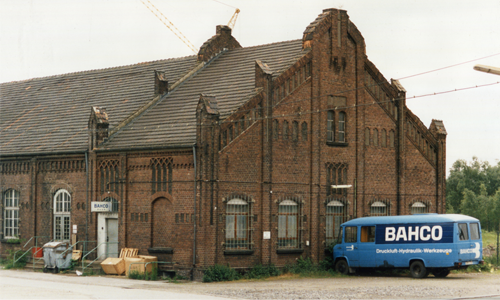 Historisches Backsteingebäude des BAHCO Firmensitzes in Dortmund-Bövinghausen mit einem blauen BAHCO Lieferwagen davor