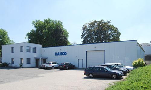 Außenansicht der erweiterten BAHCO Lagerhalle und des Betriebsgebäudes in Dortmund-Dorstfeld mit Parkplatz.