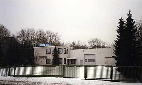 Historische Außenansicht des neuen BAHCO Firmengebäudes und der Betriebsstätte in Dortmund-Dorstfeld im Winter.