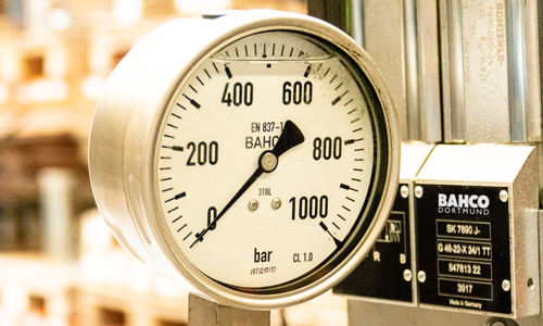 Nahaufnahme eines analogen BAHCO Manometers für Hydraulikdruck bis 1000 bar mit Typenschild von BAHCO Dortmund