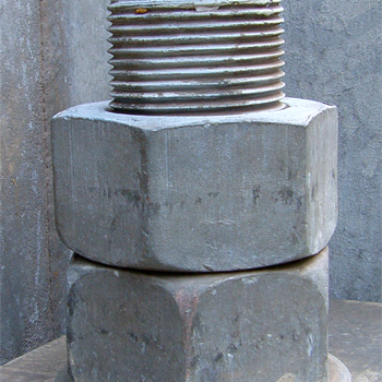 Detailansicht einer massiven Mutter auf einem Gewindebolzen für das BAHCO Schrauben-Prüfprogramm.