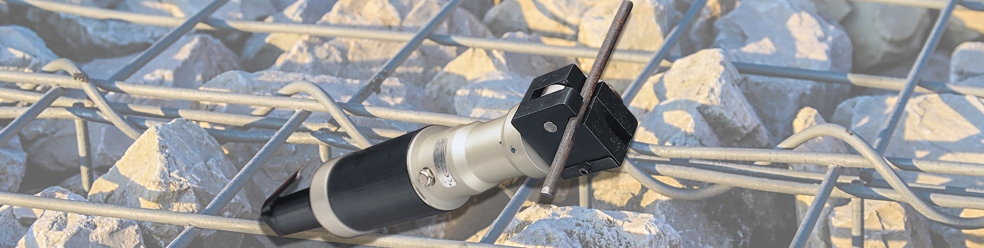 Lufthydraulischer Drahtschneider TA15 beim Trennen von Stahldraht bis 8 mm Durchmesser