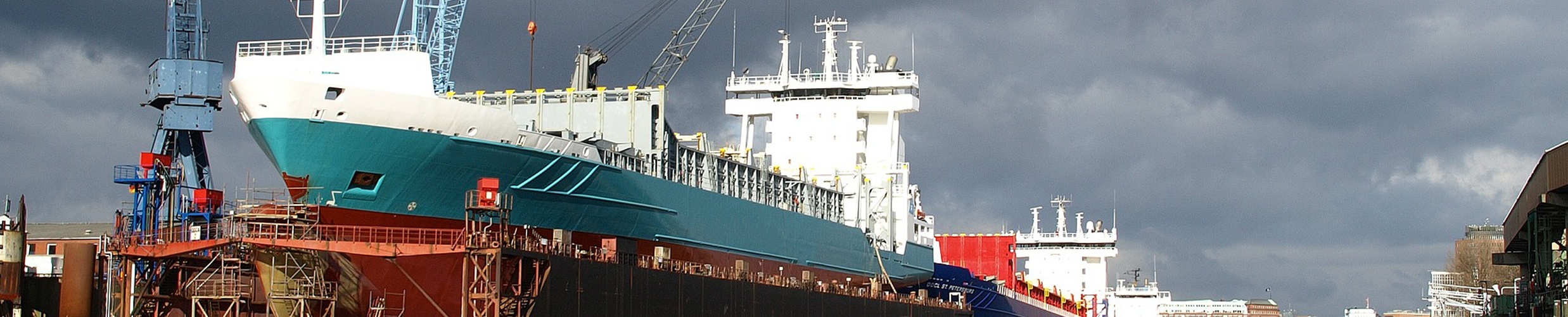 Großes Frachtschiff im Trockendock einer Werft als Anwendungsbeispiel für den Einsatz von schweren Hydraulikzylindern und Hebewerkzeugen.