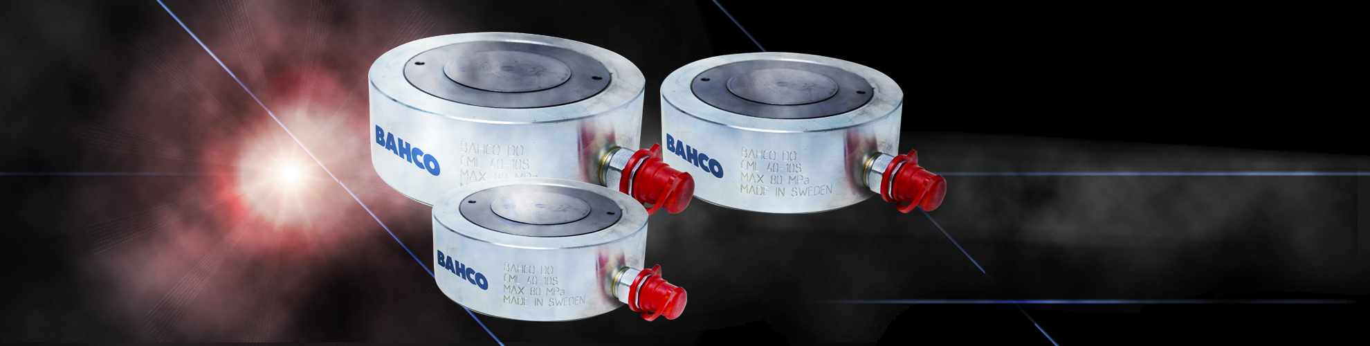 Bahco CML-Serie: Extrem flache Hydraulikzylinder mit 13 bis 160 Tonnen Hubkraft Drei flache Bahco CML Hydraulikzylinder der 13-160T Serie vor einem technischen Hintergrund mit Lichteffekt